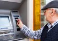 În ce ordine se virează pensiile pe card joi, în funcție de bancă. Motivul pentru care unii pensionari pot încasa sume mai mici