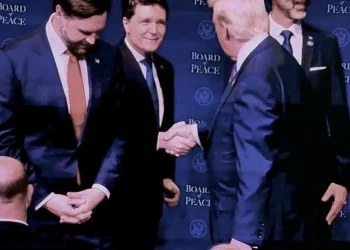 Nicușor Dan, GEST CARE A SCHIMBAT ATMOSFERA lângă Donald Trump. A fost retras rapid din apropierea acestuia. Ce a fost surprins pe camere