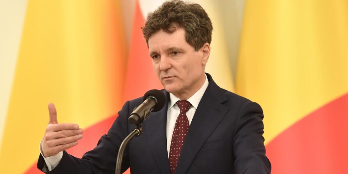 Nicusor dan pare absurd ca intre un medic care a facut sase ani de facultate si o reclama pe internet sa alegi reclama