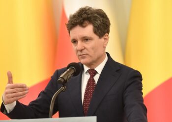 Nicusor dan pare absurd ca intre un medic care a facut sase ani de facultate si o reclama pe internet sa alegi reclama