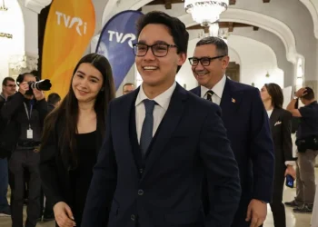 Victor ponta alaturi de copii sai andrei si irina la dezbaterea de marti seara 29 aprilie