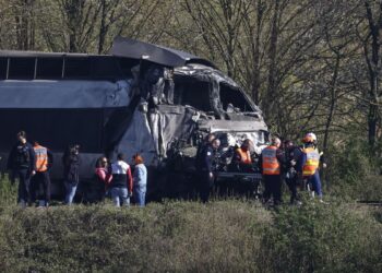 Accident grav in franta un tren tgv a intrat intr un camion militar mecanicul a murit mai multi pasageri raniti