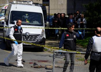 Atac terorist langa consulatul isarelului din istanbul doi politisti au fost impuscati un atacator a fost ucis si doi neutralizati