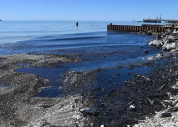 Dezastru ecologic la tuapse oras in largul caruia a fost lovit petrolierul rafinaria din tuapse a fost puternic lovita de ucraineni imagine cu caracter ilustrativ foto profimedia e1777467472279