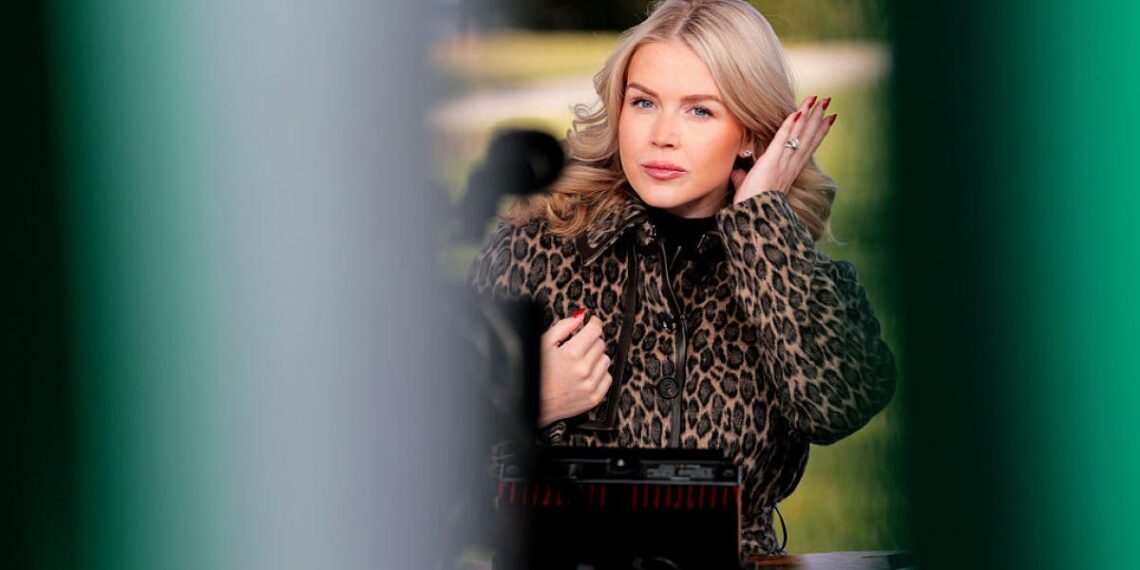 Purtatoarea de cuvant a casei albe anunta ca e gravida si ii multumeste lui donald trump pentru asta