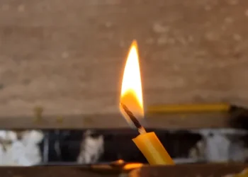 Https www.gandul.ro wp content uploads 2023 04 O lumanare aprinsa la Manastirea Ghighiu Prahova