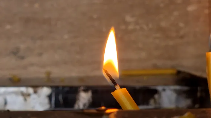 Https www.gandul.ro wp content uploads 2023 04 O lumanare aprinsa la Manastirea Ghighiu Prahova