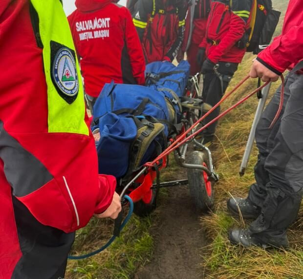 Mai multi participanti la ultramaratonul transylvania 100 au cazut in rapa zeci de salvamontisti intervin in bucegi