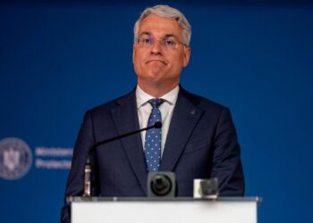 Ministrul dragos pislaru se plange ca are salariu mic si este intretinut de sotie locul de munca al acesteia este secret
