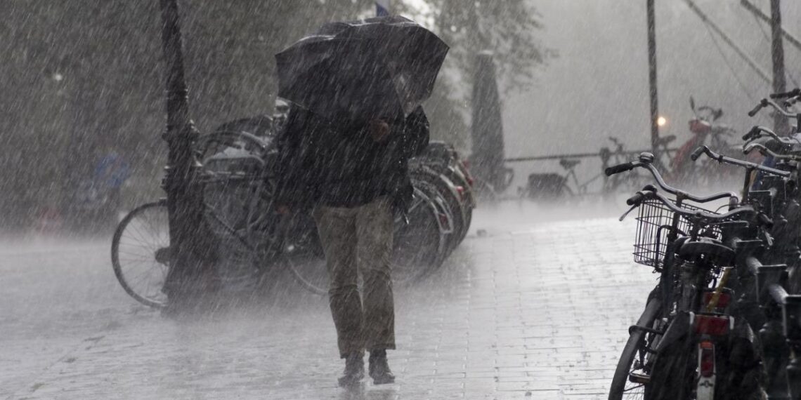Un nou ciclon loveste romania temperaturile scad si va ploua torential in mare parte din tara anuntul anm