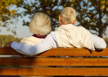 Anunț important pentru pensionari. Datele la care vor fi plătite pensiile pe card și prin poștă în iulie 2026