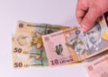Românii care pot încasa SUME ÎN PLUS pe lângă ajutorul de șomaj. CINE se încadrează