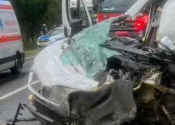 Accident cumplit! Un microbuz și un autotren s-au lovit violent, iar o persoană a…