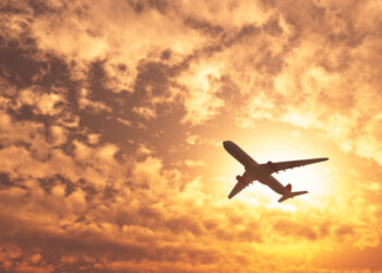 Avion lovit de o dronă înainte de aterizarea pe aeroportul…