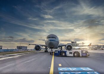 Descoperire macabră pe aeroport! Trupul unui bărbat a fost găsit în trenul de aterizare al unui avion