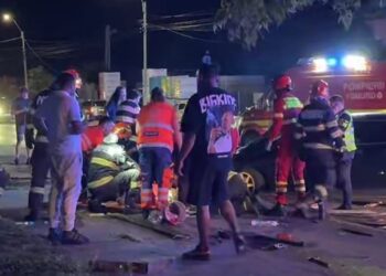 O căruță a fost lovită de o mașină. Trei copii și părinții lor au fost…