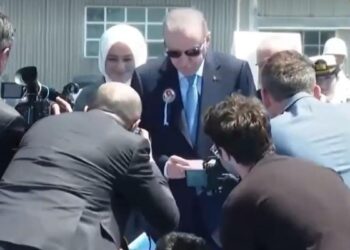 Moment INEDIT la Istanbul: Erdogan a oferit bani copiilor în prezența lui Nicușor Dan. Cum a REACȚIONAT președintele României