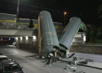 Vagoanele unui tren s-au prăbușit de pe un pod, iar o persoană nu a mai putut fi salvată în…