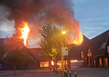 Intervenție de amploare după izbucnirea unui INCENDIU puternic la un centru comercial. Acoperișul unui magazin…