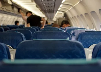 PANICĂ într-un avion! Pasagerii, îngroziți de apariția unui…