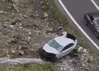 Clipe de PANICĂ pe Transfăgărășan! În timp ce mașina se prăbușea în râpă, șoferița…