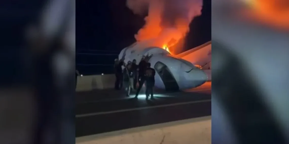 Oameni salvati dintr un avion in flacari dupa ce aeronava s a prabusit pe o autostrada din texas RZioTb