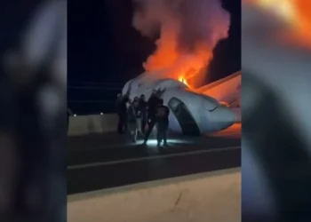 Oameni salvati dintr un avion in flacari dupa ce aeronava s a prabusit pe o autostrada din texas RZioTb