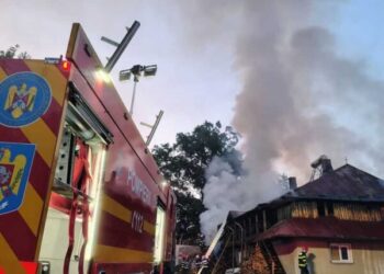 Incendiu devastator la o mănăstire din Neamț. Un călugăr a fost găsit…