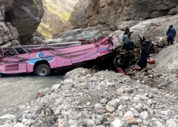 Cel puțin 40 de persoane au mvrit după ce un autobuz a căzut în prăpastie în…