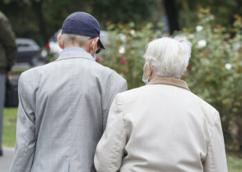Anunț îngrijorător pentru pensionarii angajați la stat. Ar putea pierde…