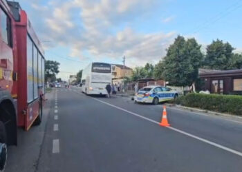 Impact puternic între un autocar și o mașină de poliție. Doi polițiști au…