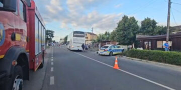 Impact puternic între un autocar și o mașină de poliție. Doi polițiști au…