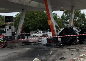 Două autoturisme s-au ciocnit violent într-o benzinărie