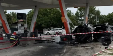 Două autoturisme s-au ciocnit violent într-o benzinărie