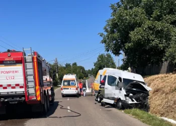 Coliziune între o mașină și un microbuz în Botoșani. Zece oameni au…