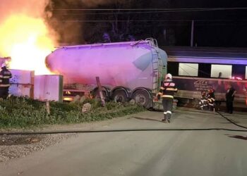 Un TIR s-a ciocnit cu un tren în care se aflau 200 de pasageri