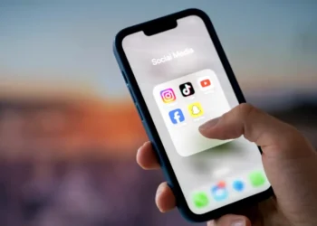 Decizie radicală! Telefoanele mobile vor fi interzise în școlile din…