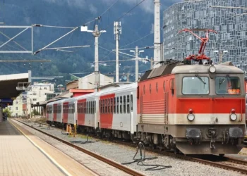 Incident grav pe calea ferată. Tren lovit cu pietre
