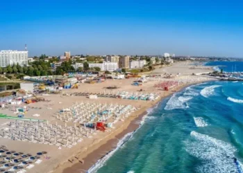 Alertă pe litoral! Apa și-a schimbat culoarea, iar în zonă se simte un miros puternic