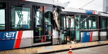 Două tramvaie s-au ciocnit violent, iar 15 persoane au fost…