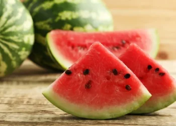ALERTĂ alimentară! O familie întreagă și-a pierdut viața după ce a consumat pepene cu…