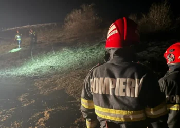 Incendiu puternic! Peste 30 de oameni au…