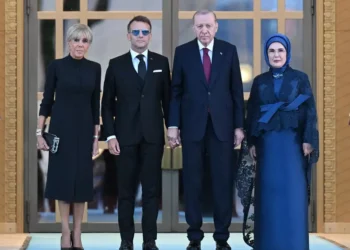 Gest controversat la summitul NATO! Emmanuel Macron, surprins într-un moment incomod cu Emine Erdogan, prima doamnă a Turciei