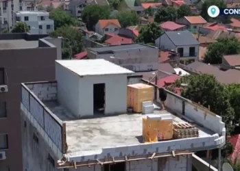 Incredibil! O casă a fost construită pe acoperișul unui bloc, în…