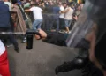ALERTĂ MAXIMĂ la Guvern! Protestatarii FORȚEAZĂ accesul în sediul Executivului! Bolojan a…