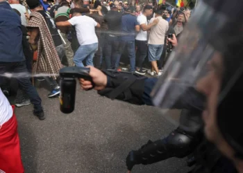 ALERTĂ MAXIMĂ la Guvern! Protestatarii FORȚEAZĂ accesul în sediul Executivului! Bolojan a…